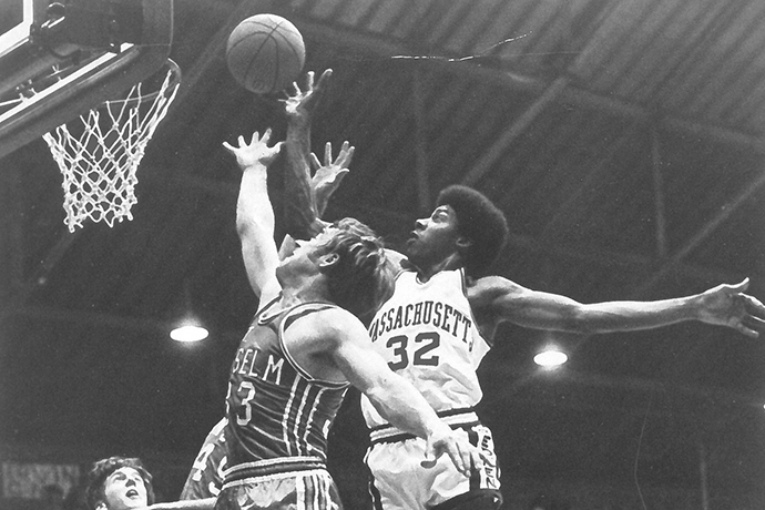 Julius Irving making a slam dunk