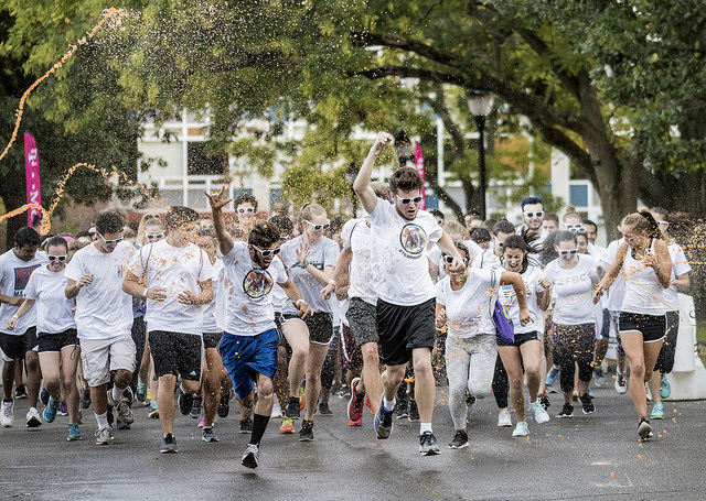 Runners participating in Multicolor mile