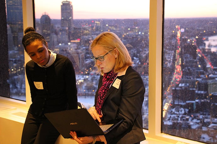 Alumni Advisor reviewing a resume